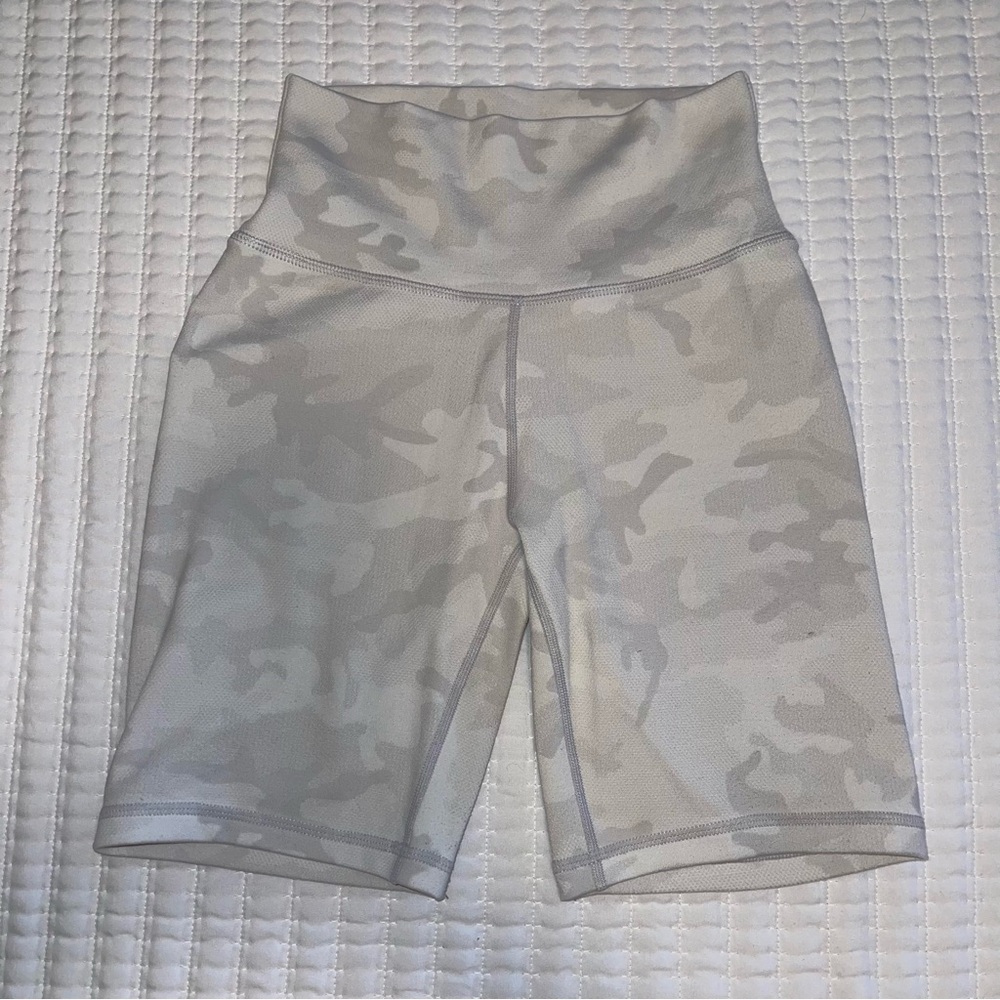 P'tula Women's Light Gray Camo Bike Shorts